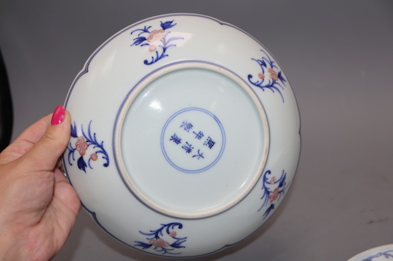 Four Chinese porcelain dishes, largest diameter 19cm